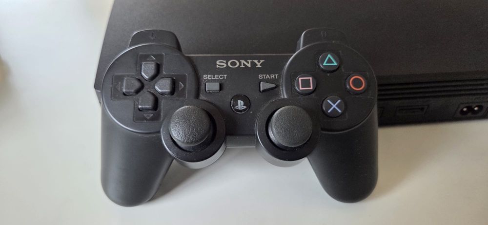 PS3 com drive de DVD + cmd Sony DualShock e DualShock univ. + 6 jogos