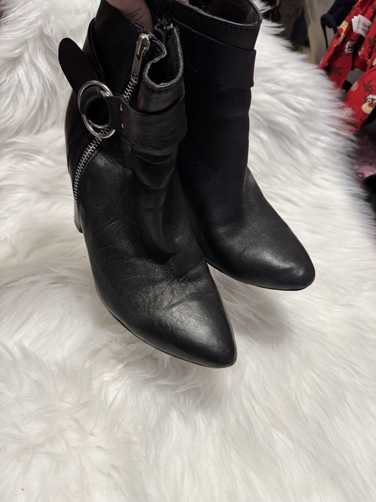 Buty botki czarne na obcasie