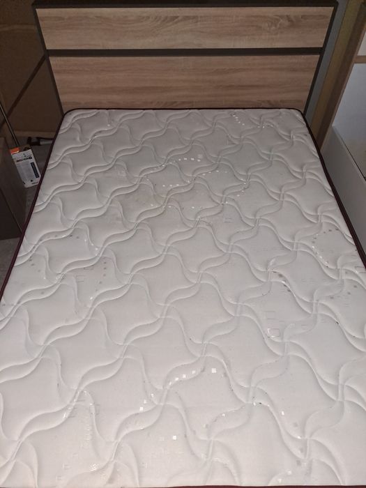 Venda de cama com extrado e colchão  140×190.