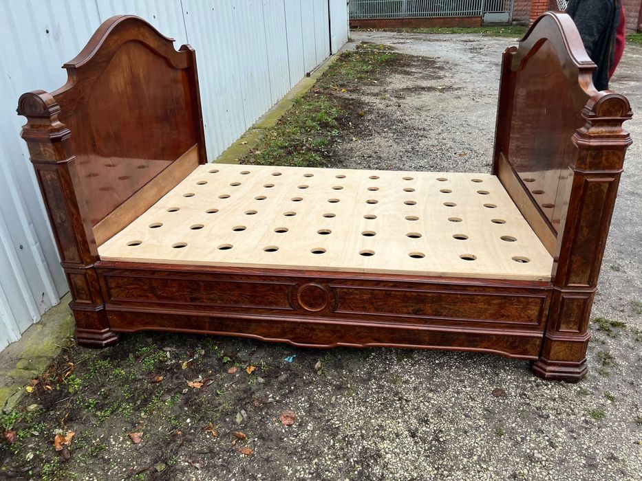 Stare łóżko Biedermeier .