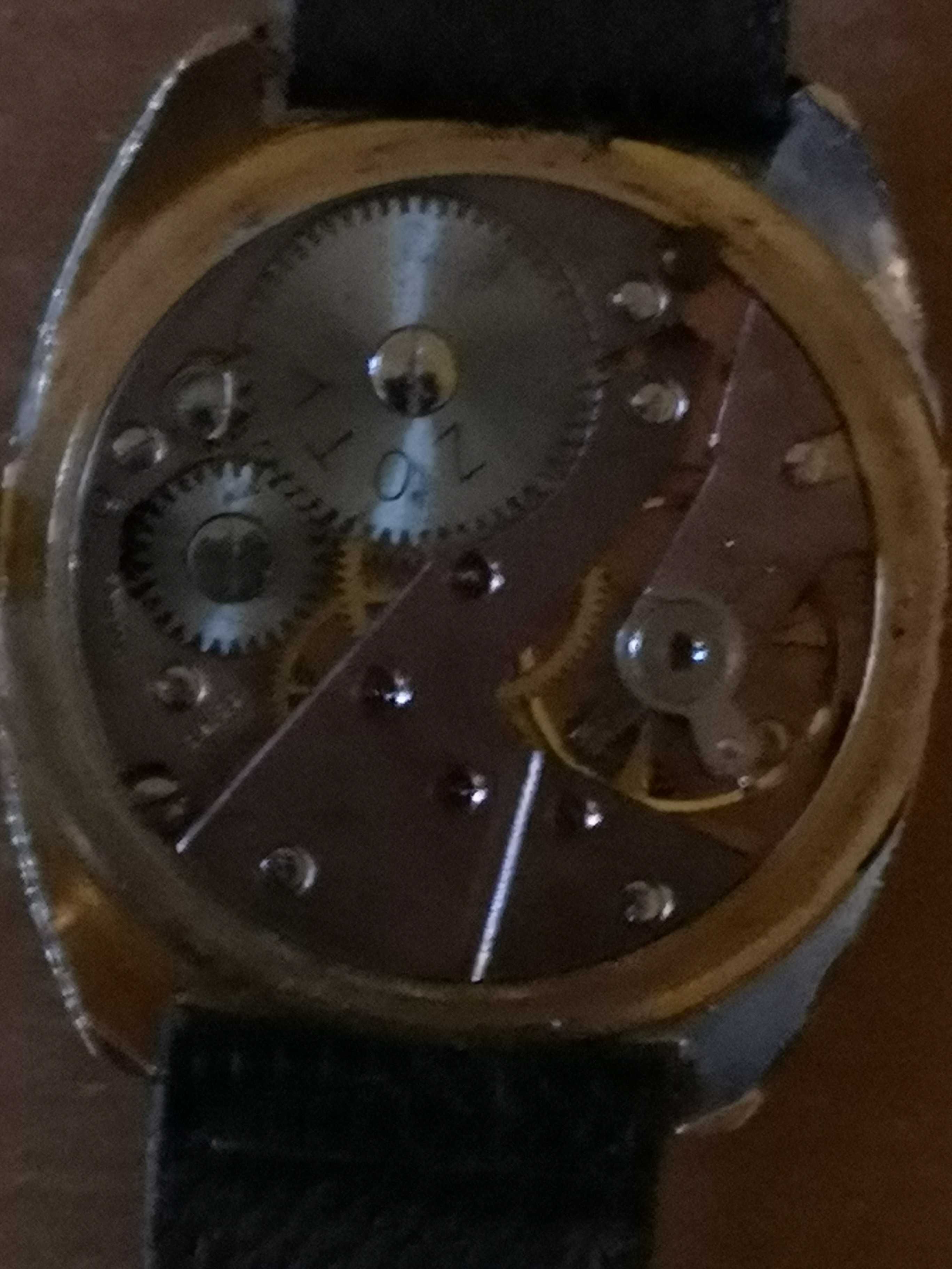 Relógio de corda manual antigo