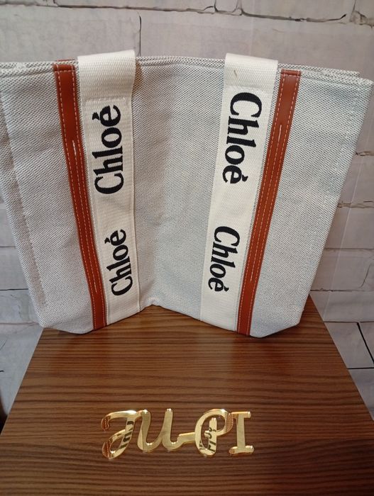 Beżowa torebka z napisem Chloe