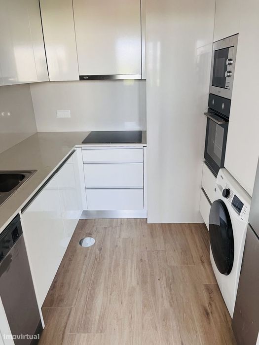 Arrendamento – Apartamento T2 Renovado e Luminoso com Garagem