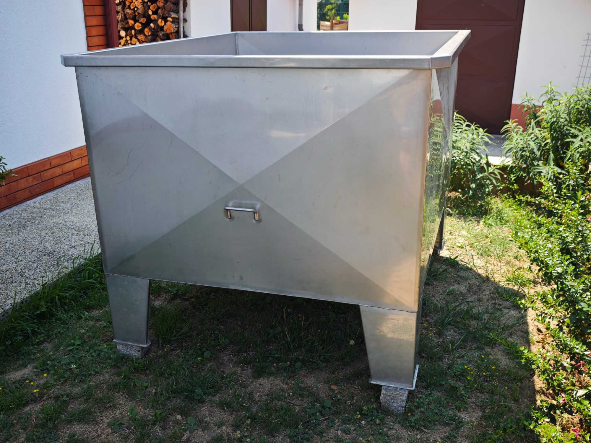 LAGAR DE INOX com capacidade para 1600 litros (aproximadamente)