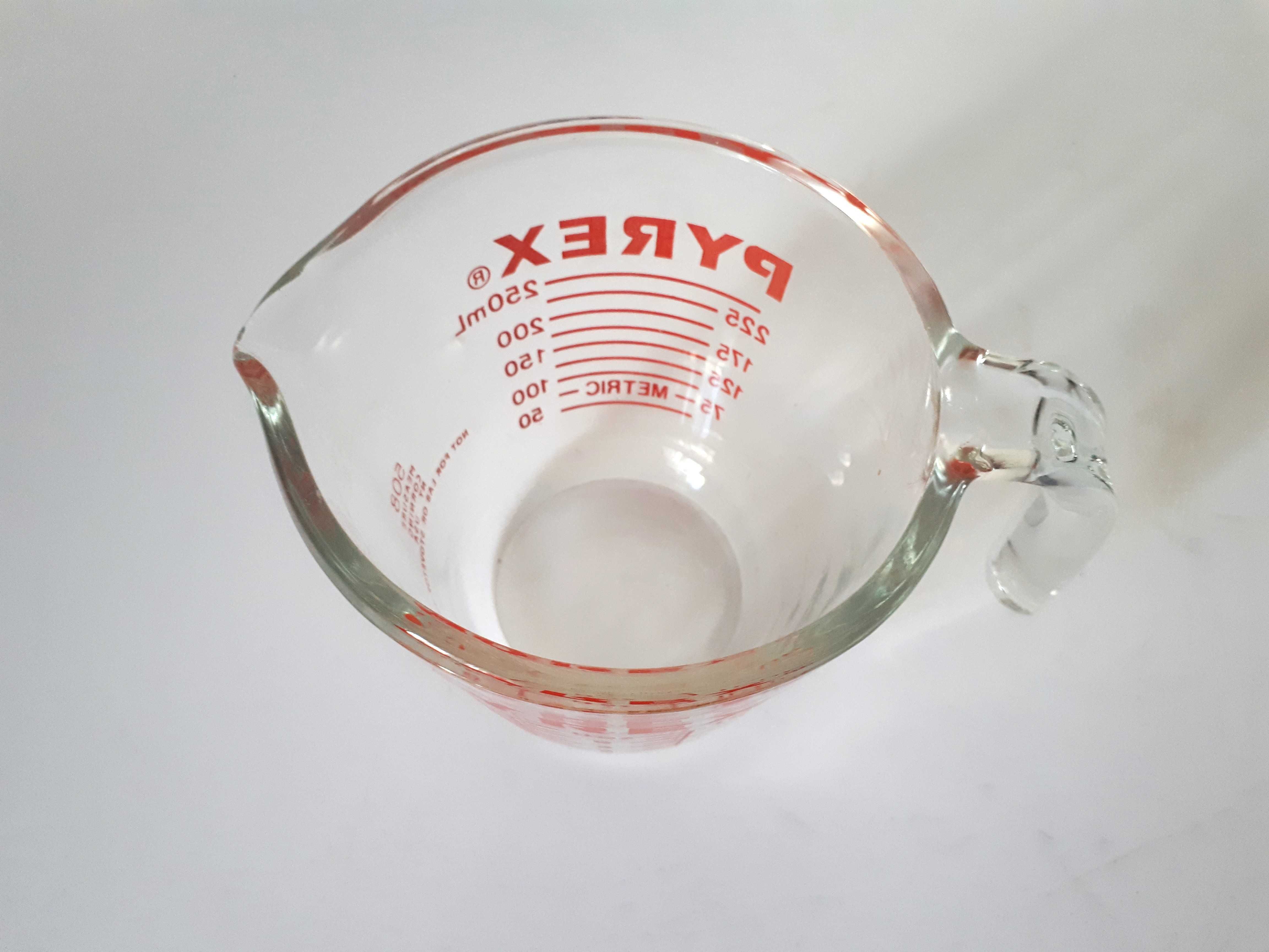 szklany pojemnik z miarką Pyrex