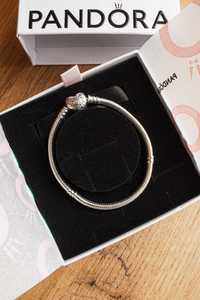 Srebrna bransoletka Pandora Moments z serduszkiem - 17 cm