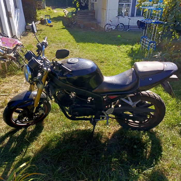 Мотоцикл Хюсонг 250 gt.