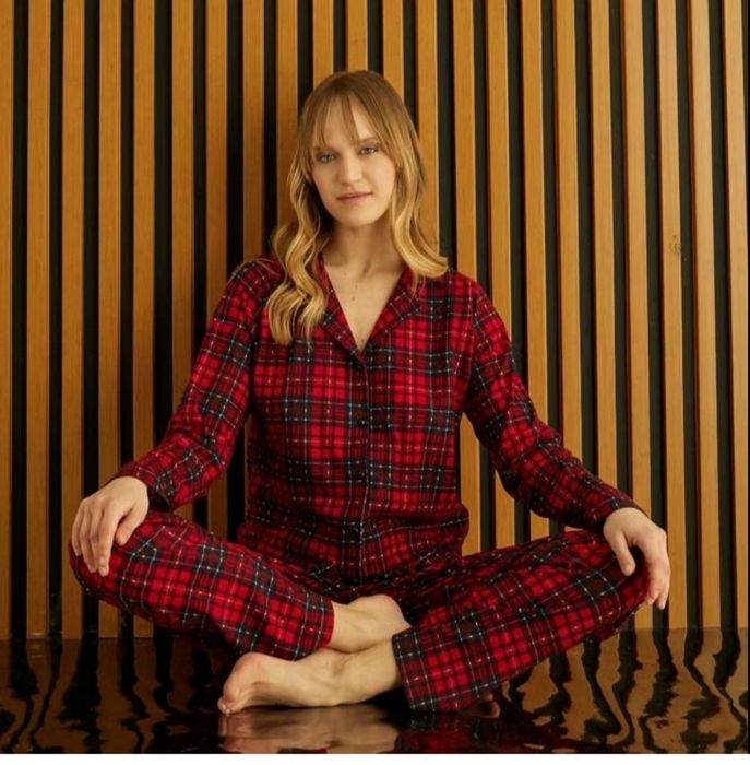 Піжама в клітинку на гудзиках