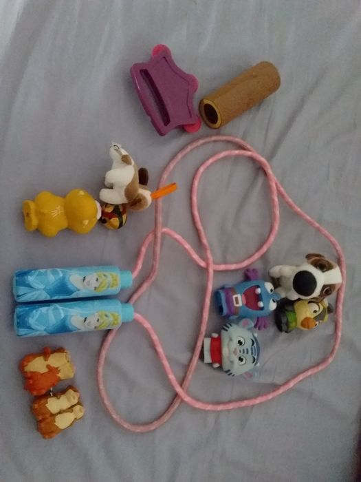 Brinquedos, jogos e bonecos