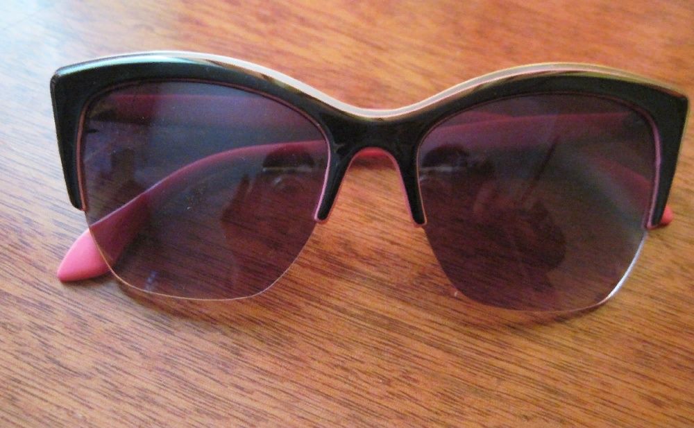Продаются очки солнцезащитные с розовым кантиком