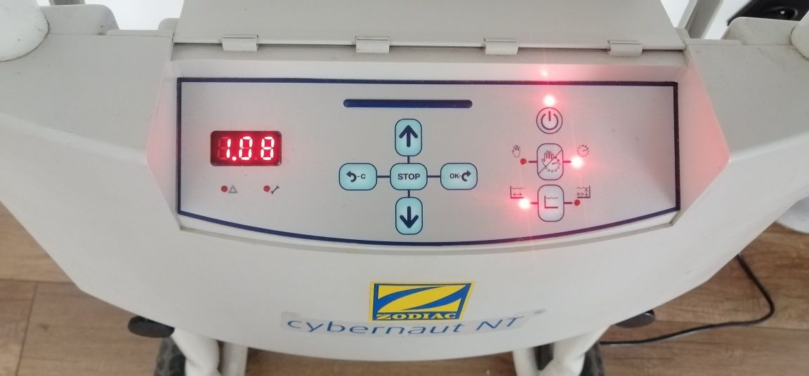 Robot czyszczący do basenów, Zodiac cybernaut NT