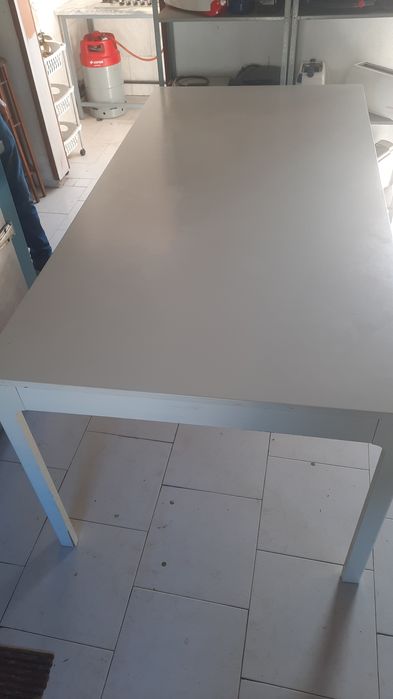 Mesas brancas, fixas e extensíveis