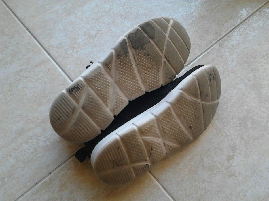 Tennis criança pretos com sola branca