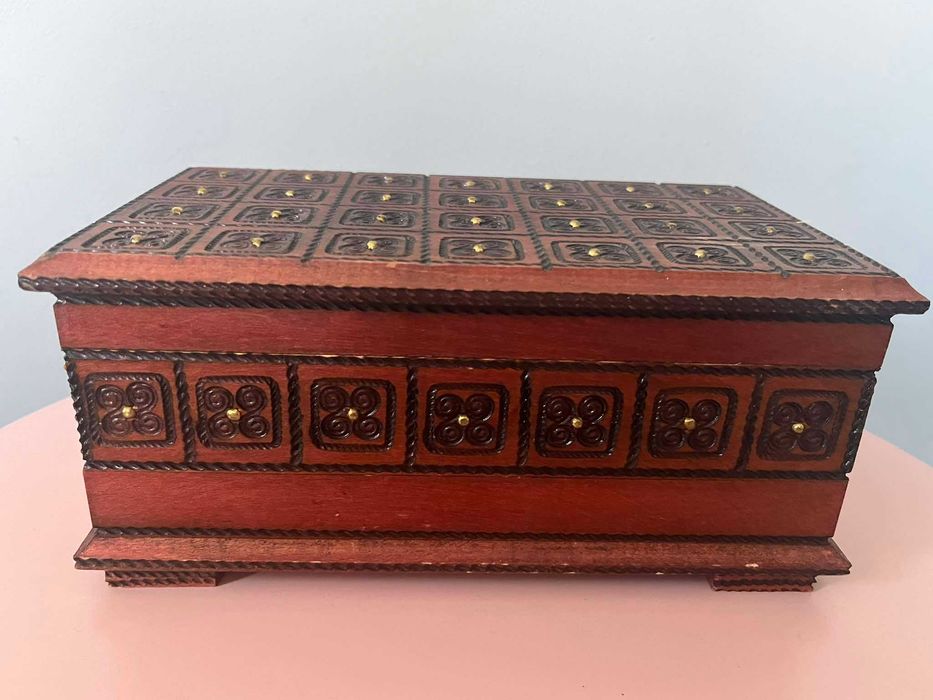 Piękna drewniana szkatuła z mosiężnymi gadżetami