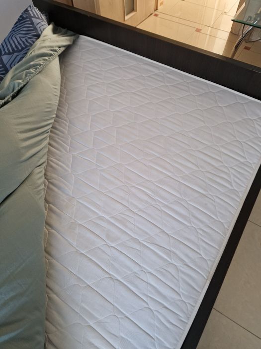 Łóżko z stelażem i materacem