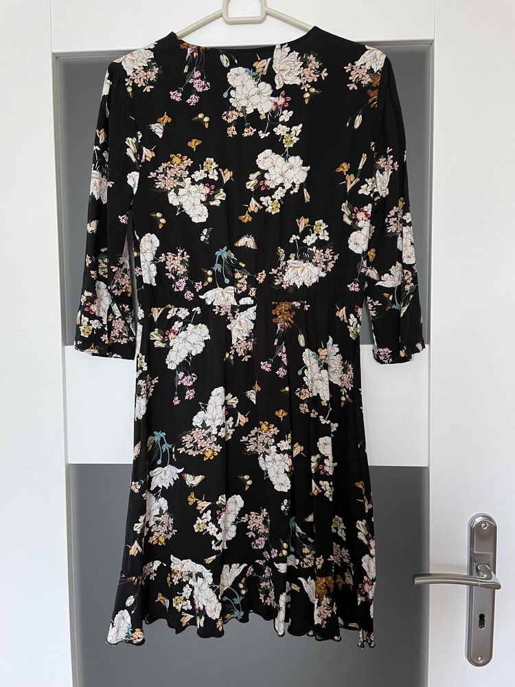 Czarna krótka sukienka w kwiaty z falbanką House M 38