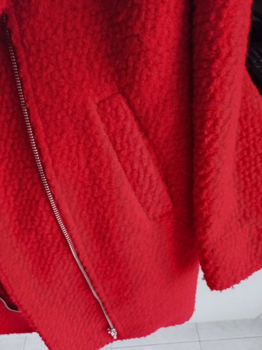 Casaco,  vermelho,  super quentinho ,com um corte muito  elegante