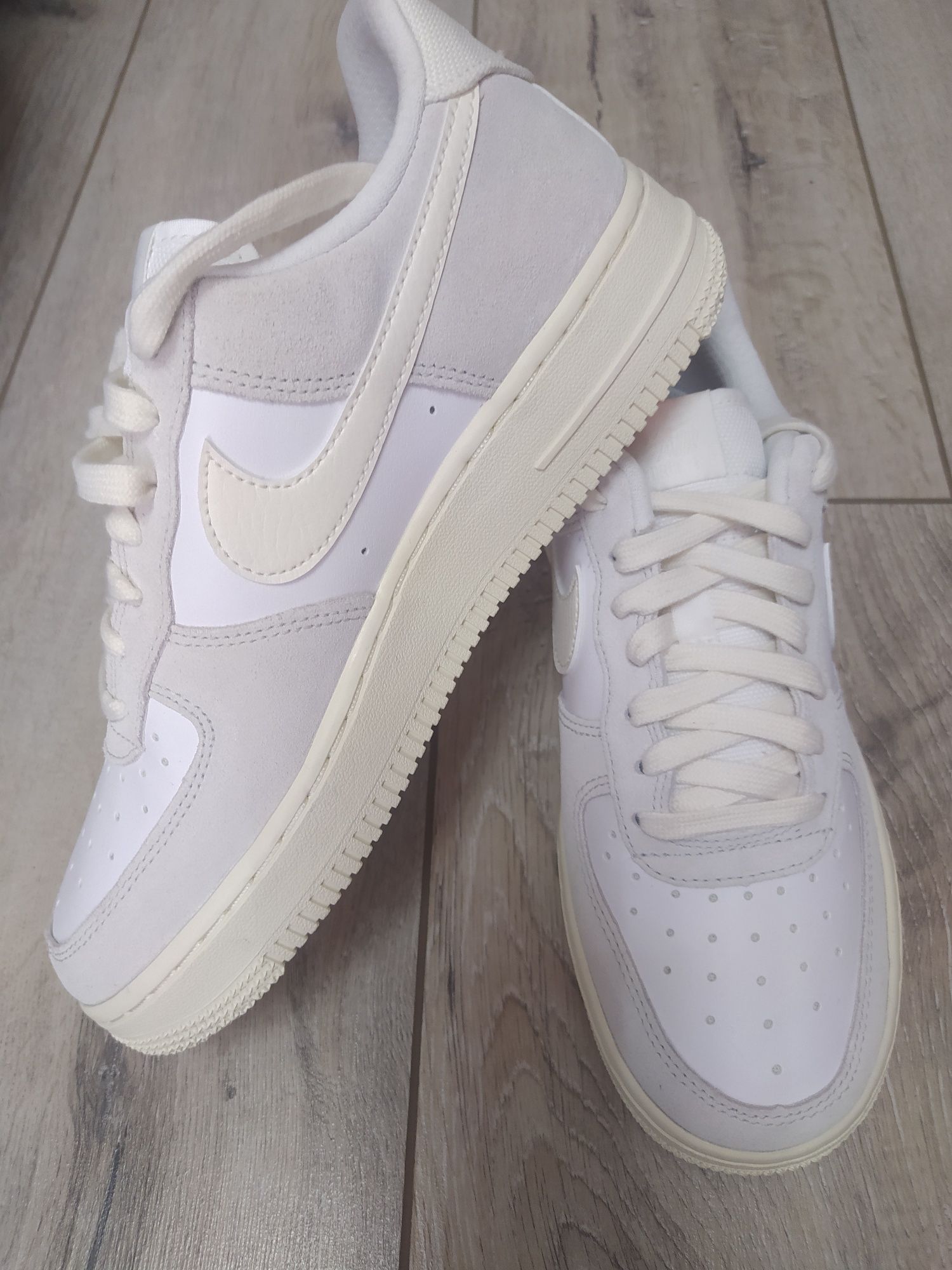 Оригінальні кросівки Nike Air Force LV8( CW7584-100)