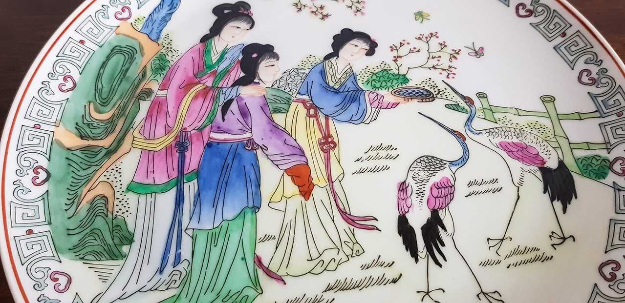 Prato de louça chinesa decorada mulheres e garças (26 cm diâmetro)