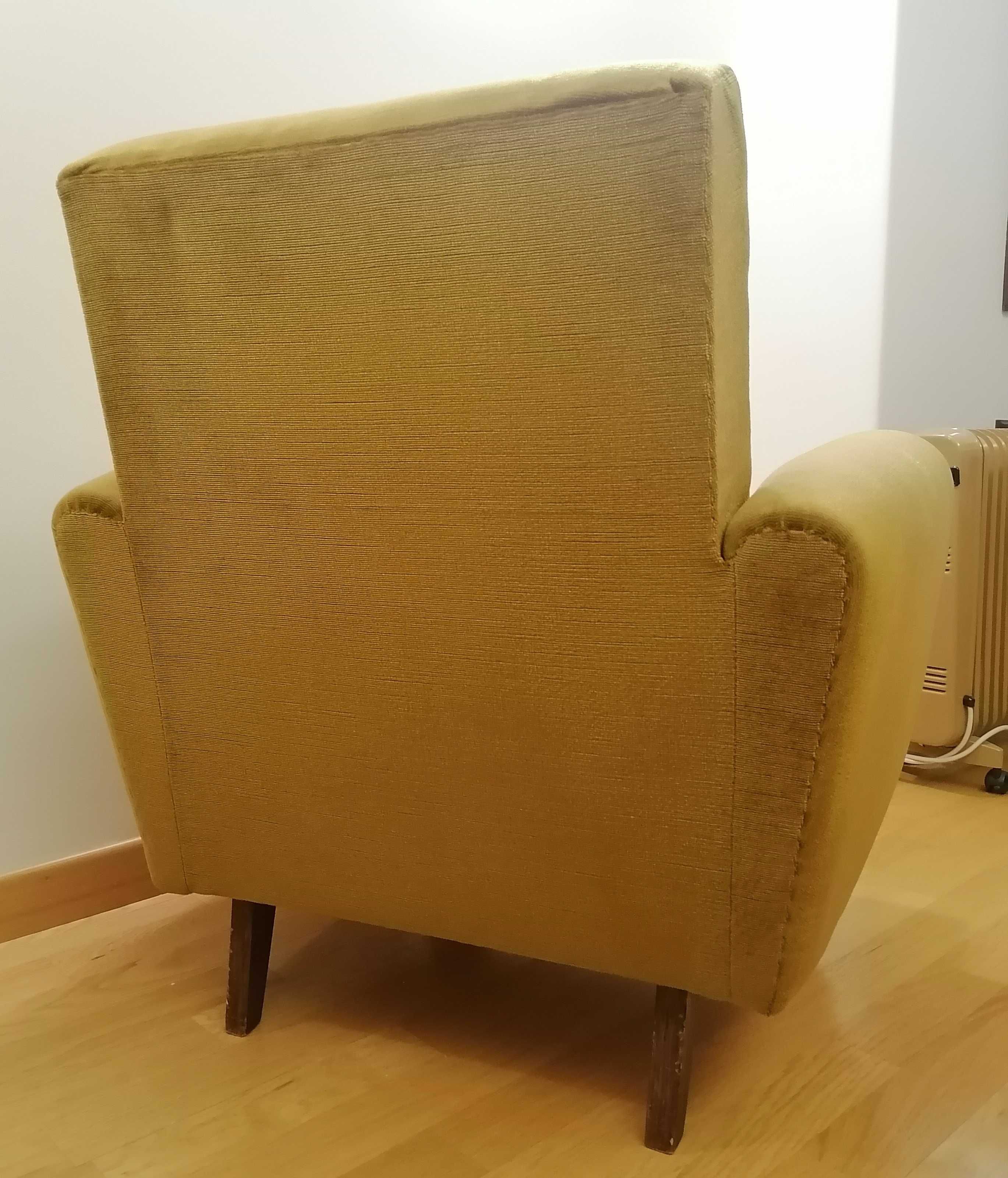 Poltrona / cadeirão vintage/retro em veludo beige/castanho