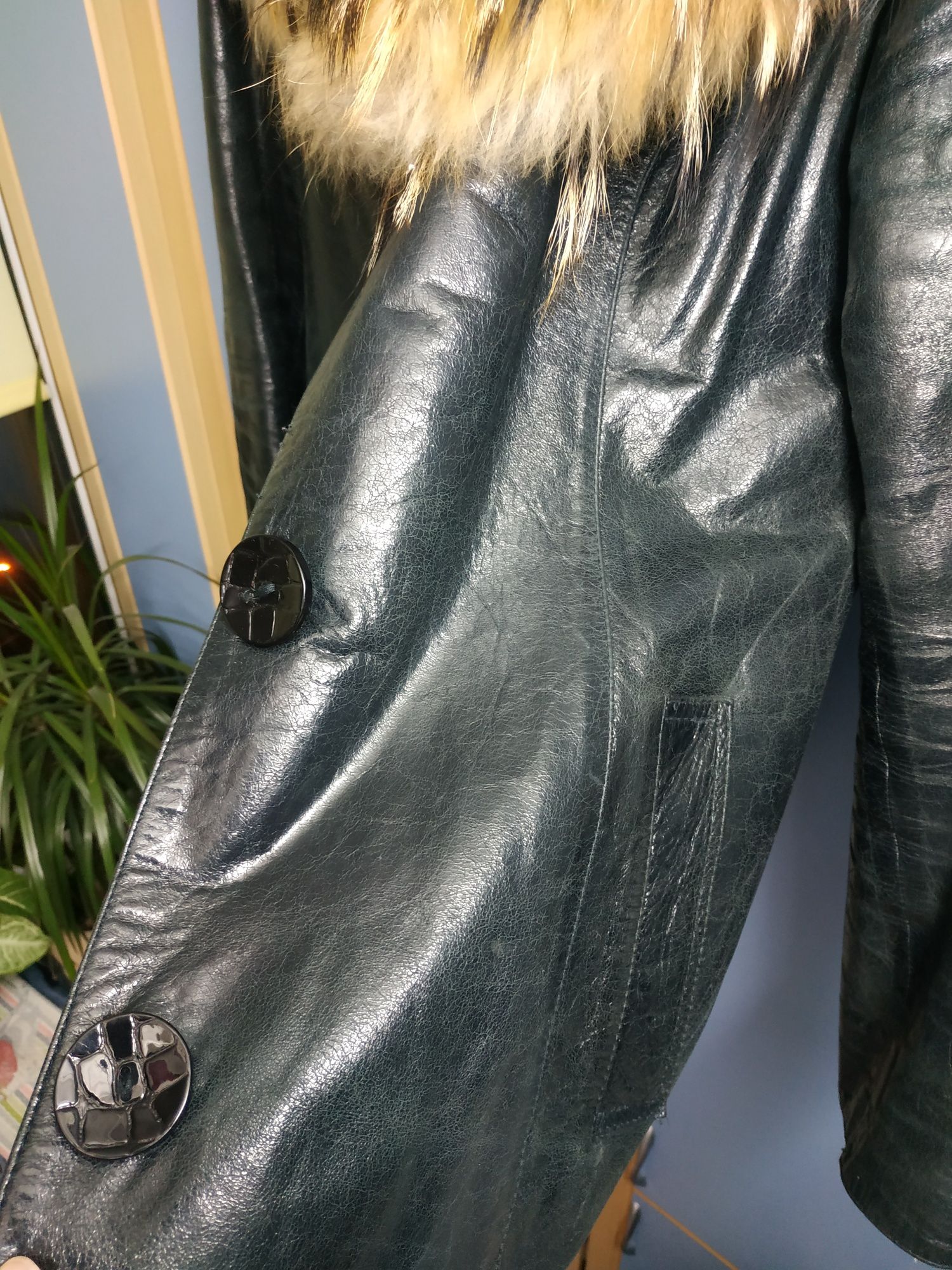 Женская кожаная куртка дубленка с воротником енота размер S до 44р.