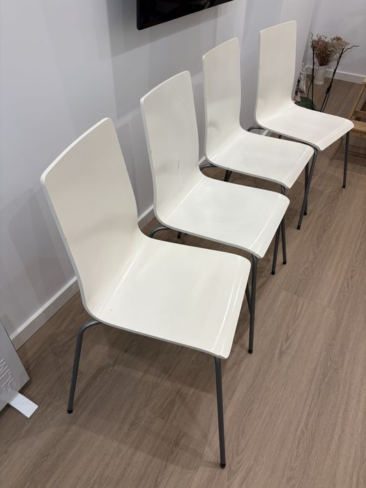 4 Cadeiras brancas com pés metálicos