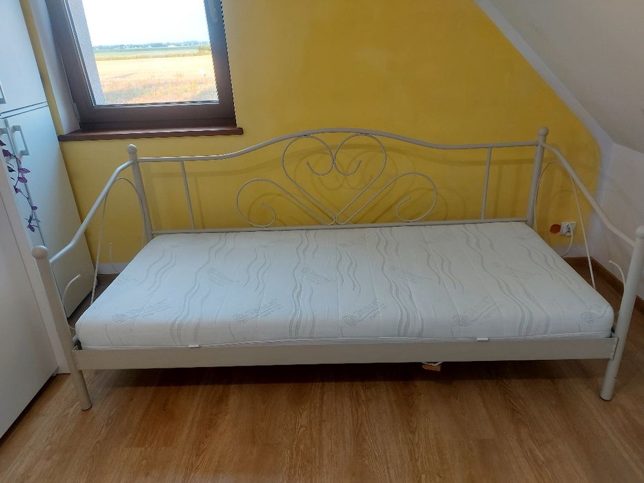 Łóżko dla dziewczynki.