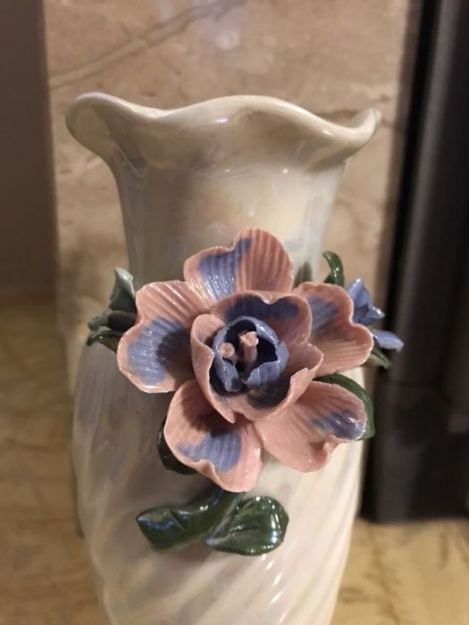 OKAZJA! Śliczny wazon wazonik biały opalizujący z kwiatem stan idealny