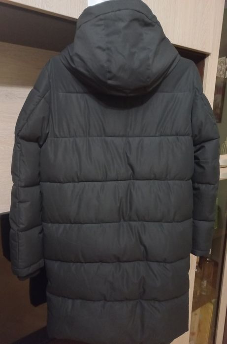 Чорна зимова подовжена чоловіча куртка