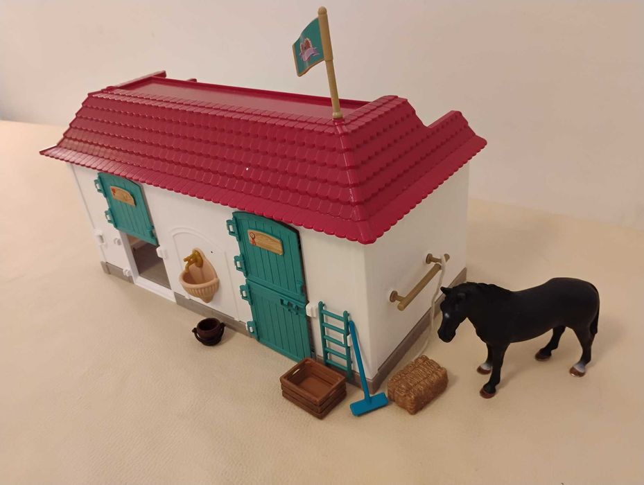 Stajnia Schleich + figurka konia