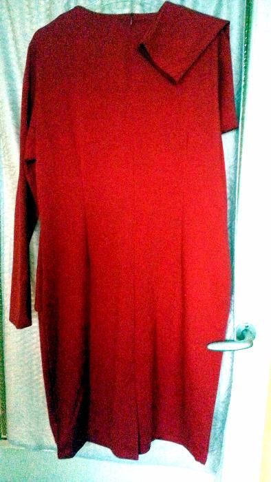 Suknia dzianinowa czerwona, z baską, rozm. 50