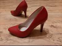 Czerwone buty na obcasie roz 38
