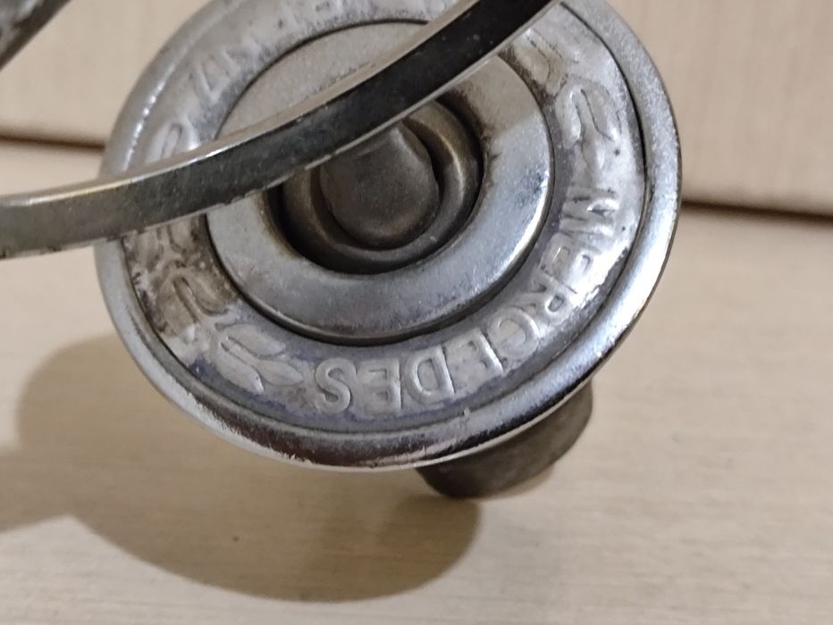 Значок Mersedes на капот