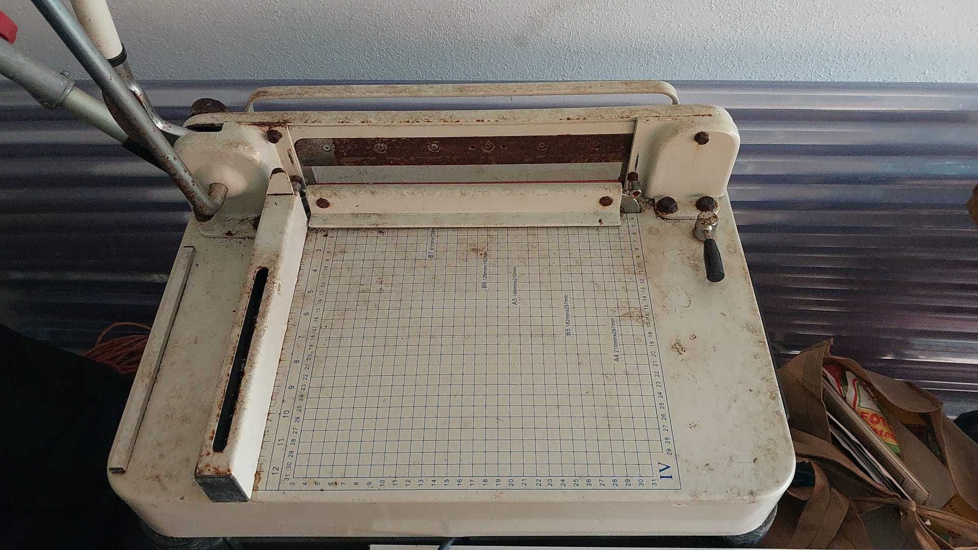 Gilotyna do cięcia papieru ze stojakiem