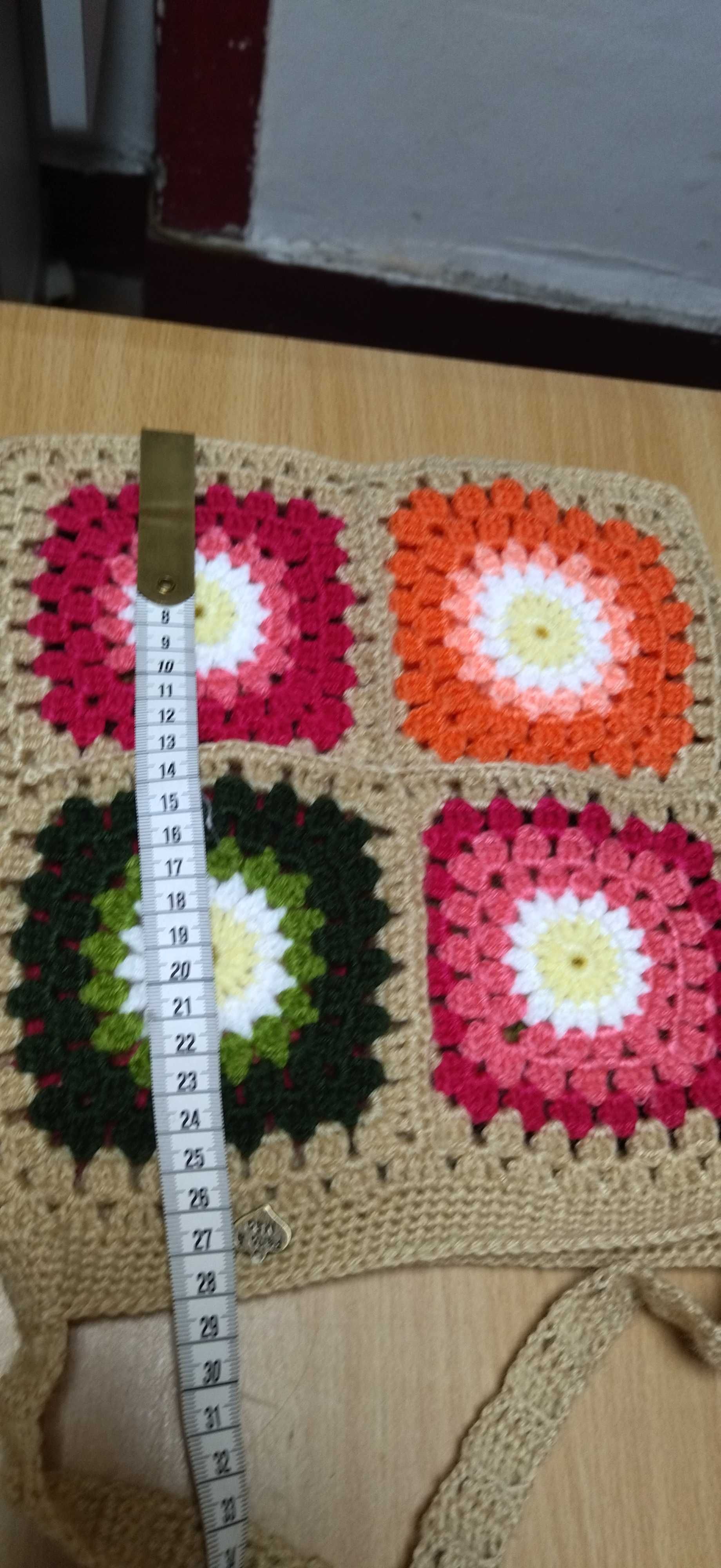 Mala pequena da moda,  em crochet com rosetas coloridas