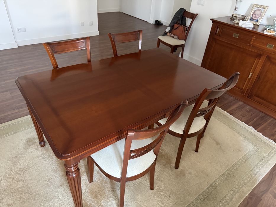 Mesa de jantar estilo piano e aparador