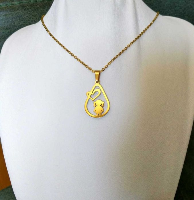 Colar Aço Dourado Oval c/ Menina e Coração NOVO