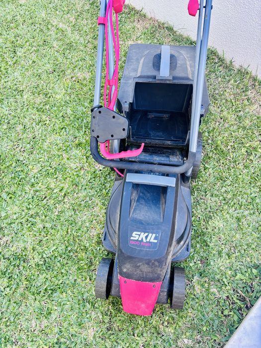 Maquina cortar relva  electrica 1300 Watt