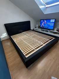 Duże łóżko sypialniane z materacem