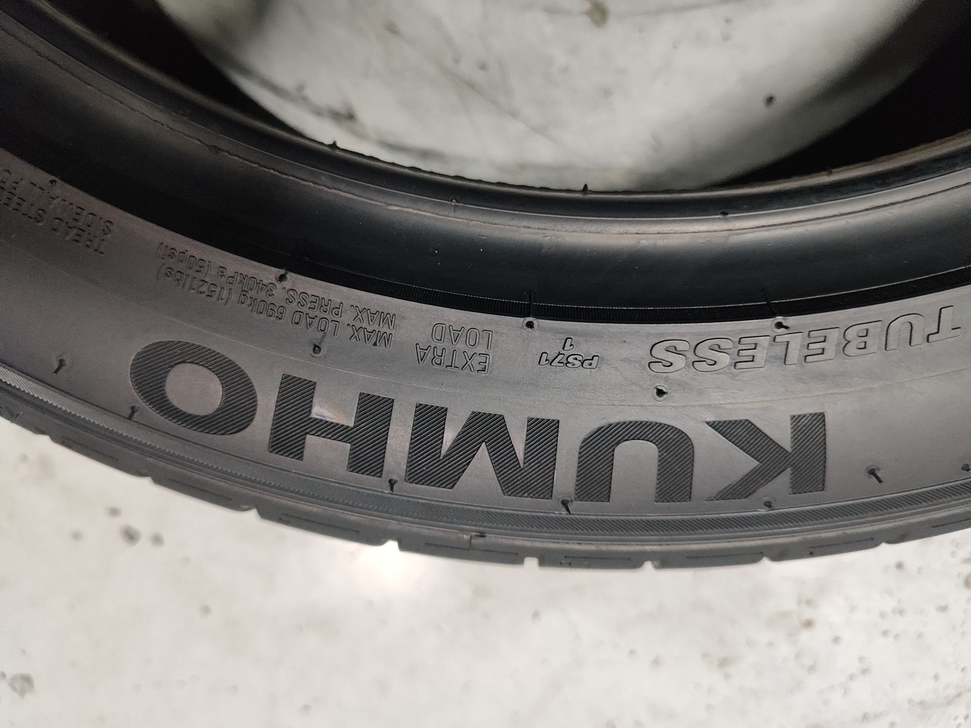 2 pneus semi novos kumho 225/45R18 95Y Oferta dos Portes