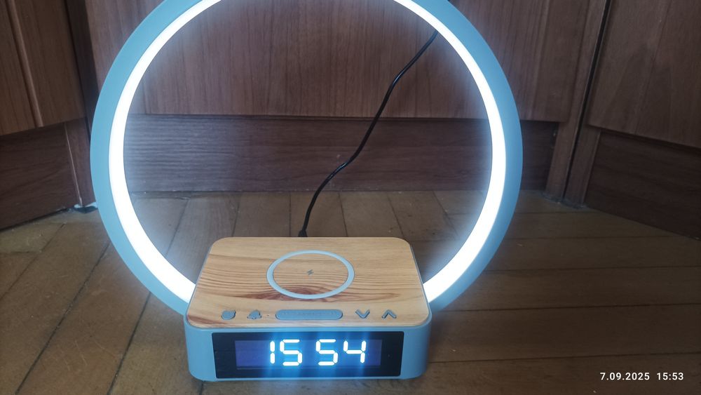 Zegar stojący z lampą dotykową