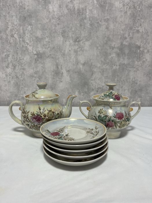 Сервіз з квітковим орнаментом (чайник, цукорниця та 5 блюдець)