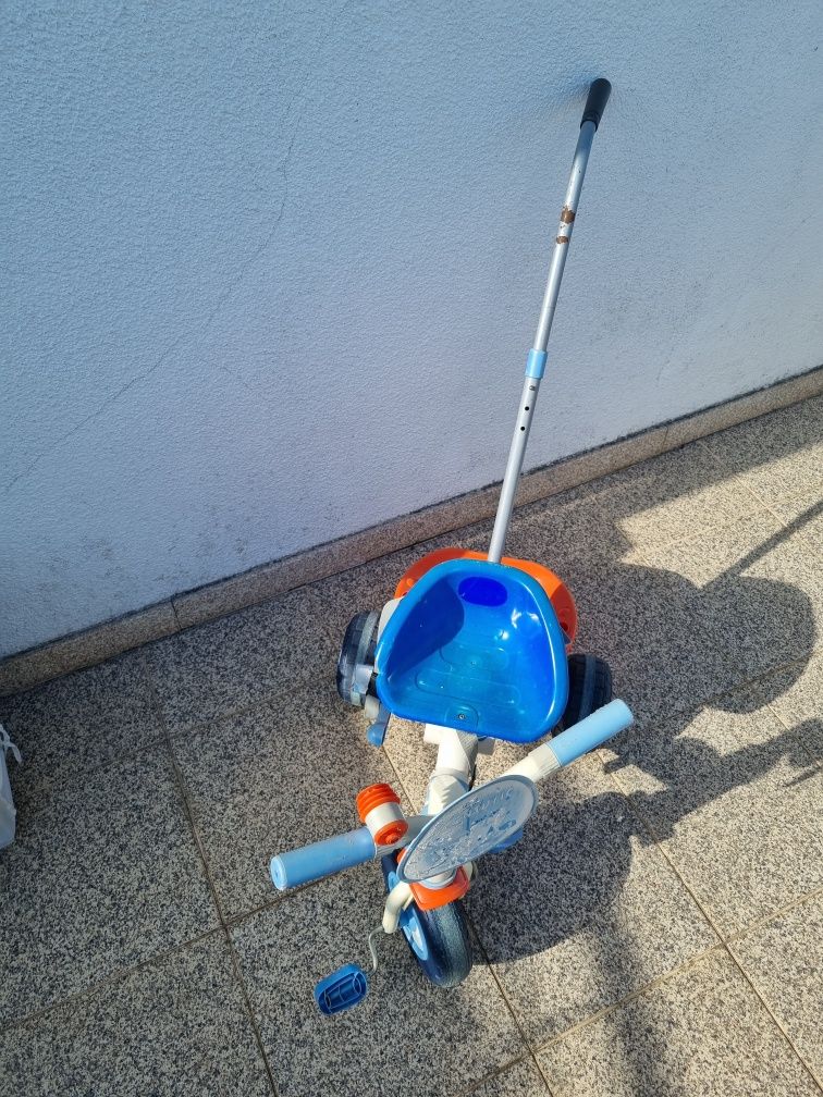 Triciclo com guiador