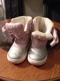 Piękne buciki dla dziewczynki śniegowce.