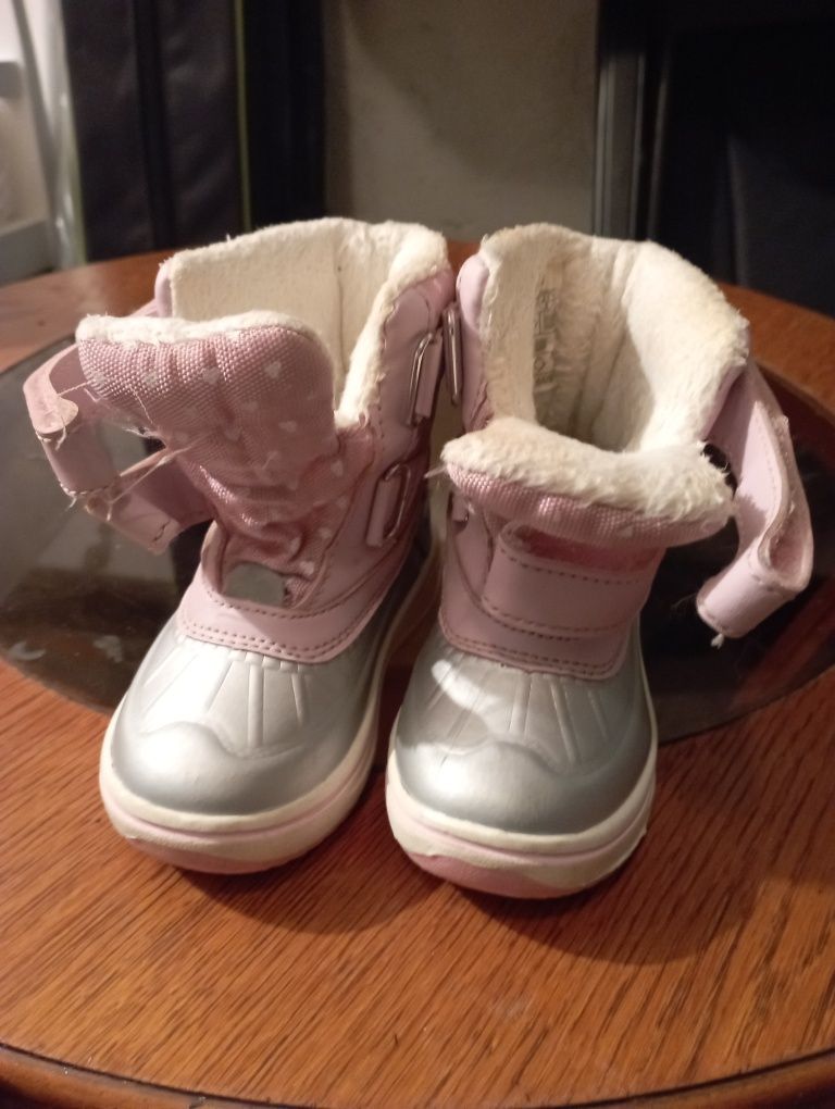 Piękne buciki dla dziewczynki śniegowce.