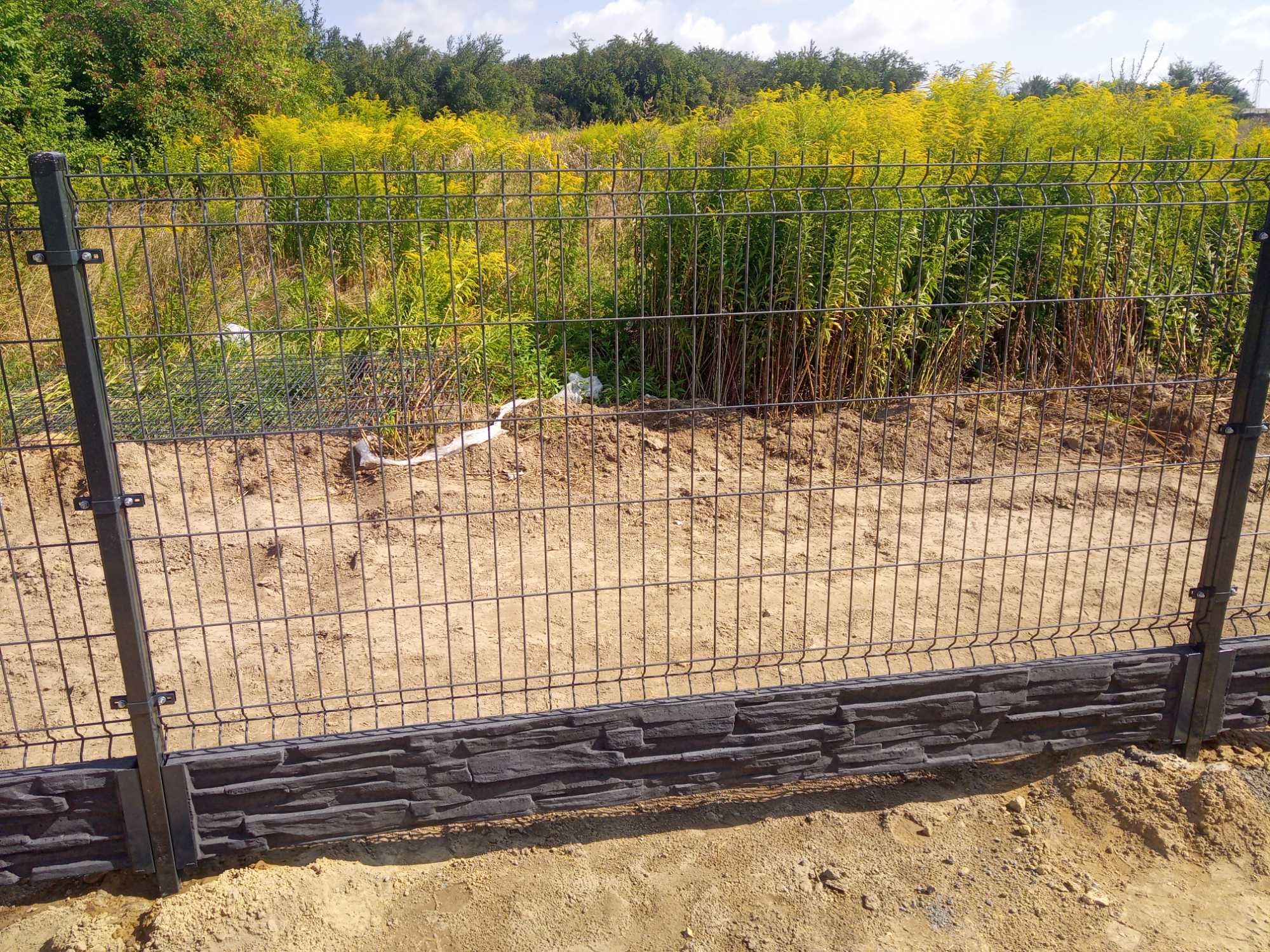 Panele ogrodzeniowe, Podmurówka betonowa, słupek ogrodzeniowy