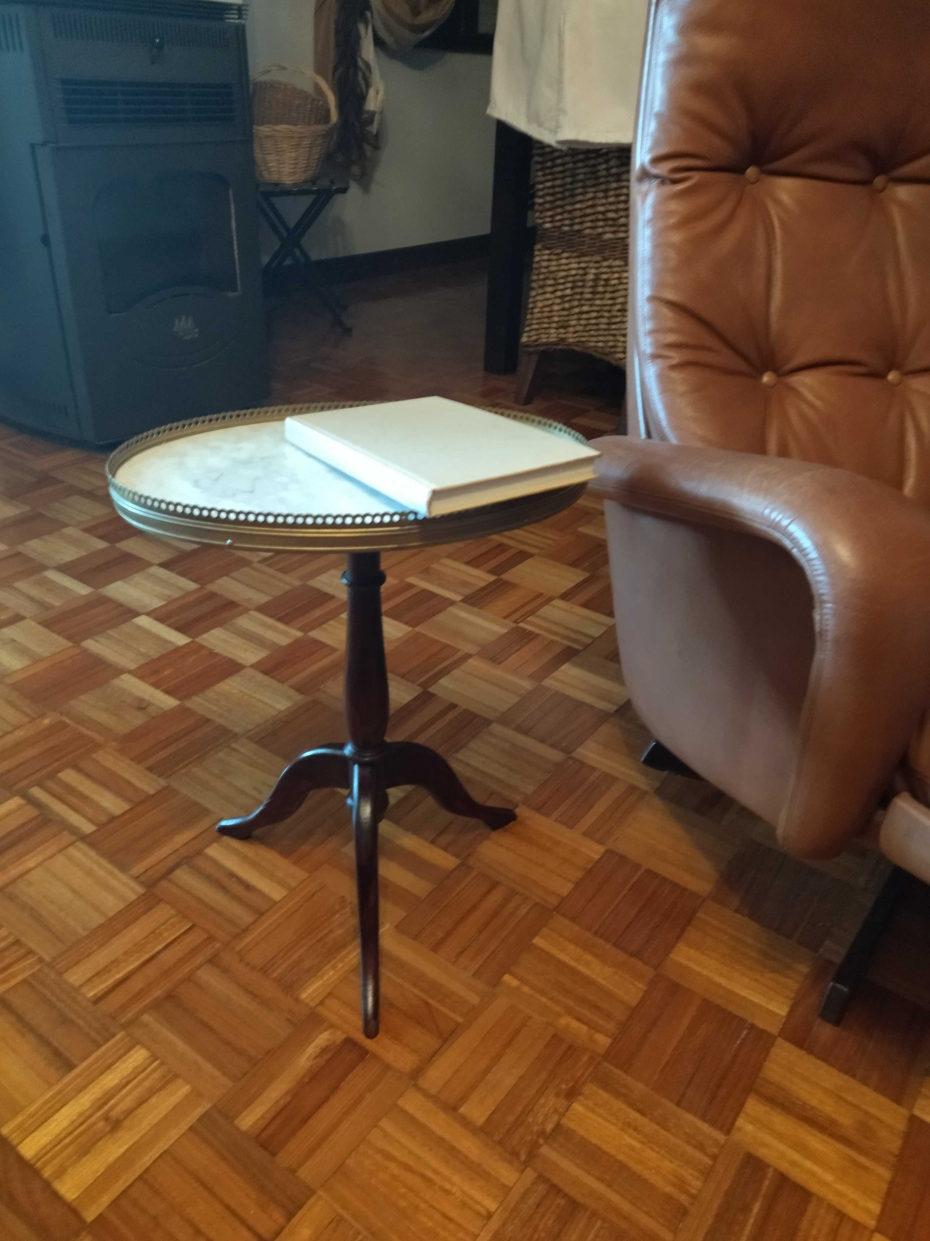 Mesa de apoio com pé de galo e tampo em mármore