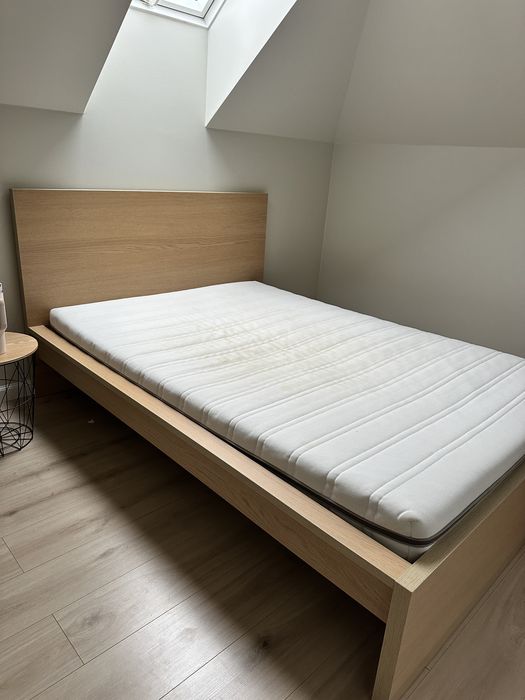 Sprzedam łóżko, biurko, toaletke i lustro