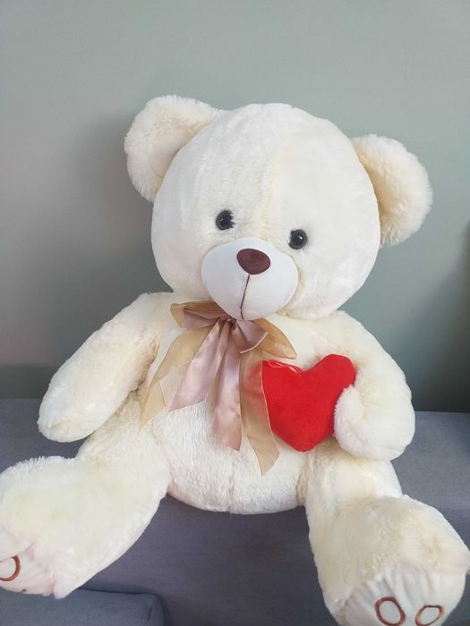 Duży pluszowy miś przytulanka z serduszkiem
