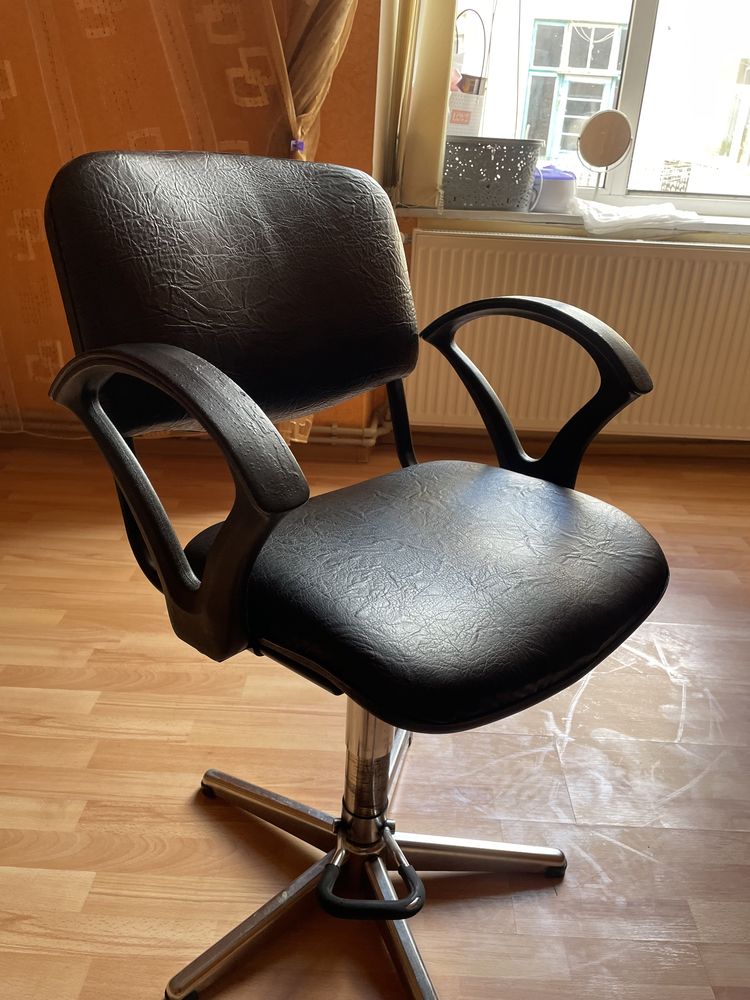 Зручне перукарське крісло. Або для салону